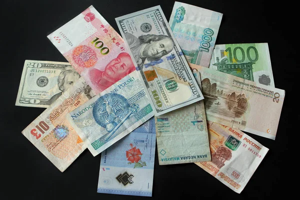 Karanlık bir arka planda farklı devletler banknotların closeup — Stok fotoğraf