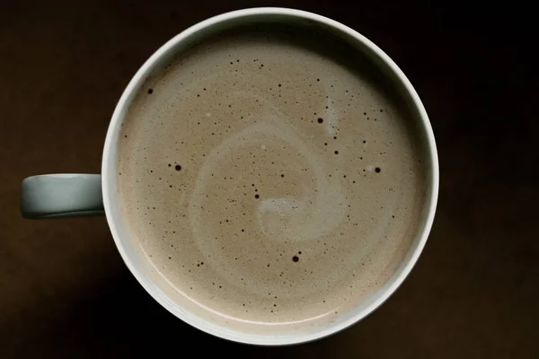 Vista dall'alto della tazza di caffè espresso a bordo sfondo, cappuccino con — Foto Stock