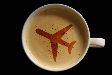 Bir fincan kahve ile köpük uçakta. Sabah uçuş kahve