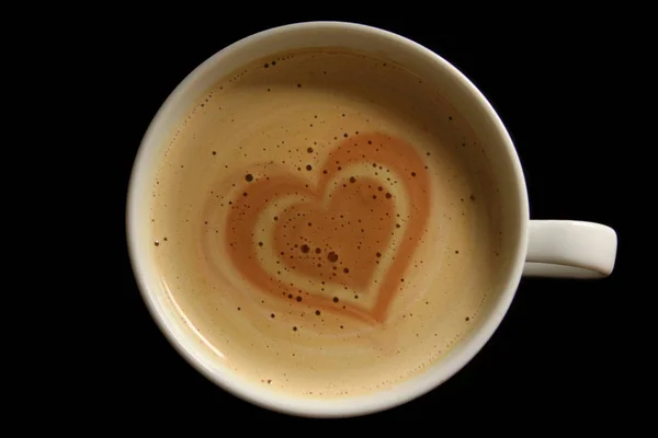 Koffiekopje met een hart in het schuim concept voor liefde en goedheid — Stockfoto