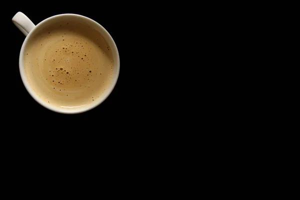 Vista de cima. café com espuma em uma xícara em um fundo preto; tiro com espaço para texto — Fotografia de Stock