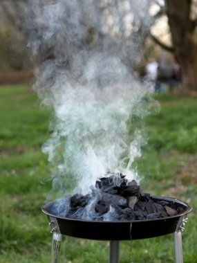 yangın kompakt bir brazier yanıyor, közler yanıyor