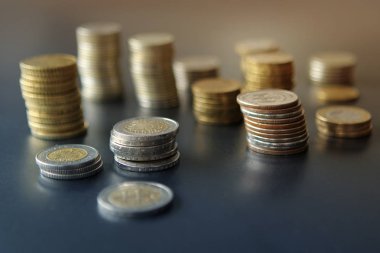 Karanlık bir arka planda tüm devletlerin gümüş ve bakır sikke closeup