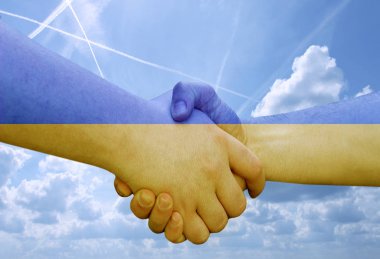 Mavi bir gökyüzü arka plan üzerinde, el sıkışarak iki erkek eliyle dostluk ve tebrik gösteren renkli elleri ile bayrak Ukrayna tarafından yapılan jest