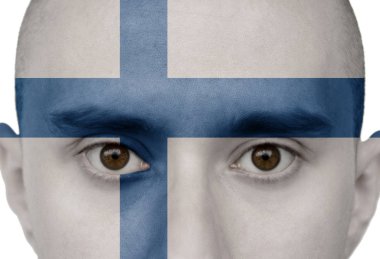 Ulusal bayrak Finlandiya renkli bir adamın yüzünde boya tasvir yakın çekim, beyaz bir arka plan üzerinde izole