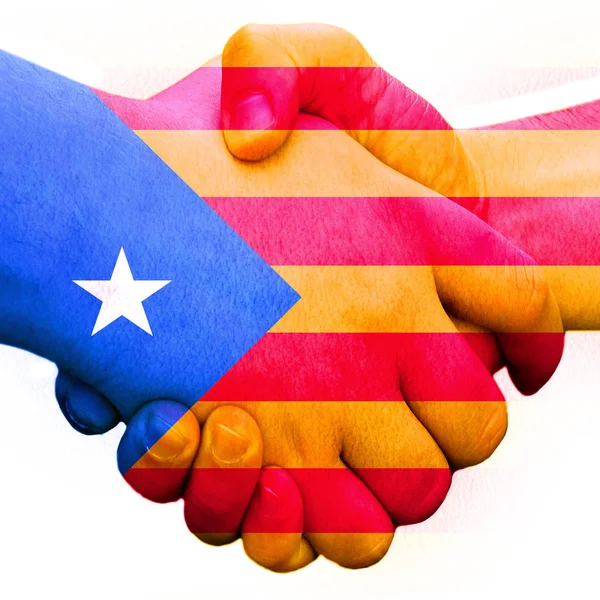 Geste fait par le drapeau Espagne, Catalogne avec des mains colorées montrant l'amitié avec une poignée de main isolée sur un fond blanc dans une place — Photo