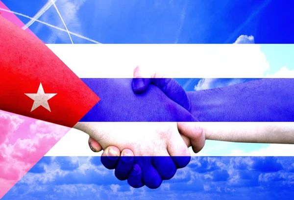 Χειρονομία που έγινε από τη σημαία Κούβα με χρωματιστά χέρια που δείχνουν φιλία και χαιρετισμό με δύο αρσενικά χέρια κουνώντας τα χέρια, σε ένα μπλε ουρανό φόντο — Φωτογραφία Αρχείου