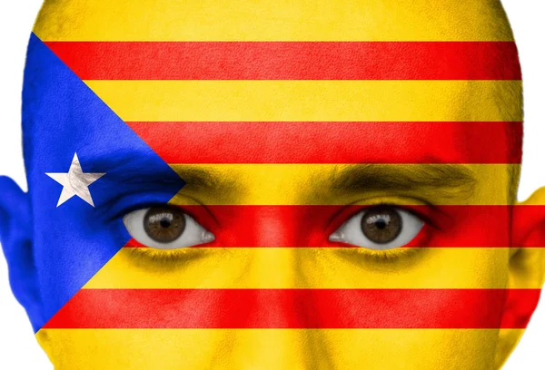 Bandeira nacional Espanha, Catalunha colorida retratada em tinta no rosto de um homem close-up, isolado em um fundo branco — Fotografia de Stock