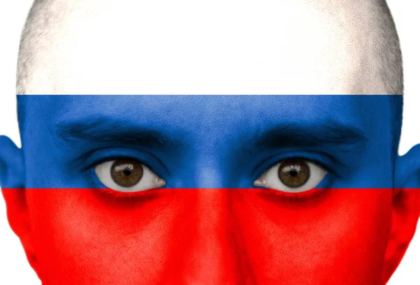 Bandera nacional Rusia coloreada representada en pintura sobre la cara de un hombre de cerca, aislada sobre un fondo blanco — Foto de Stock
