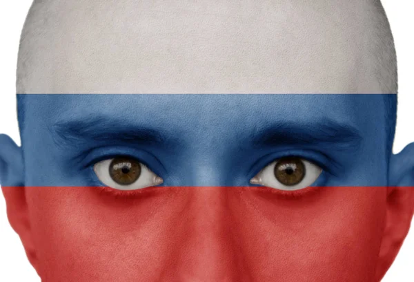 Bendera nasional Rusia digambarkan dalam lukisan di wajah seorang pria yang tertutup, terisolasi di latar belakang putih — Stok Foto