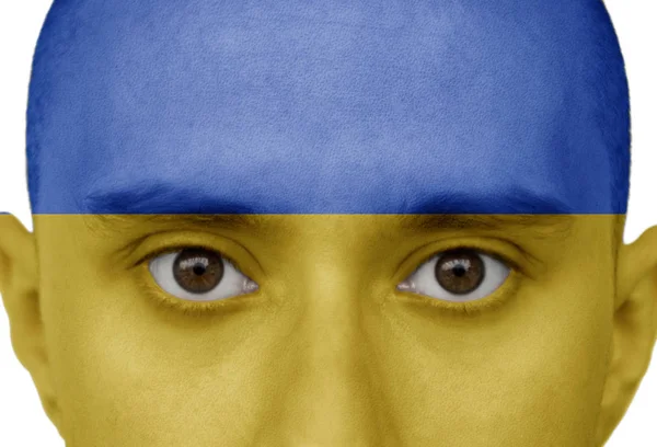 Národní vlajka Ukrajina barevně zbarvená v barvě na tváři muže zblízka, izolovaná na bílém pozadí — Stock fotografie
