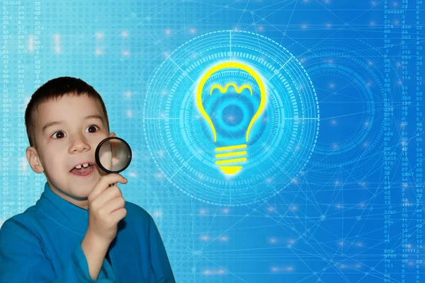 O menino olha através de uma lupa em surpresa para a imagem de uma lâmpada como uma ideia de ícone em uma tela virtual, em um fundo tecnológico, usando uma interface de rede, fundo azul . — Fotografia de Stock