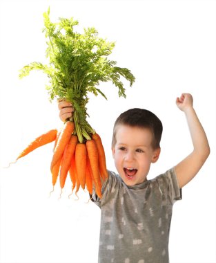 Hafif bir t-shirt bir çocuk hafif bir arka plan üzerinde ellerini kaldırarak mutlu, gülümseyen gülmek kutluyor, elinde havuç bir demet tutar, kopya alanı, yakın çekim