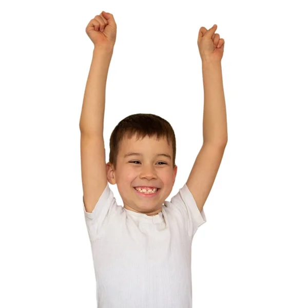 Beyaz bir arka plan üzerinde ellerini kaldırarak mutlu, gülümseyen gülmek kutlayan hafif bir t-shirt bir çocuk, uzay kopyalamak, yakın çekim, izole — Stok fotoğraf