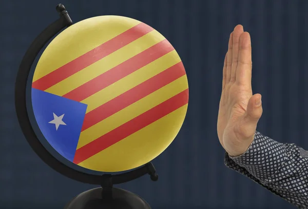 Geste d'une main masculine met en garde contre le globe, qui représente un drapeau national de couleur Catalogne — Photo