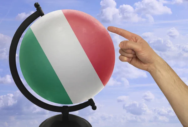 L'indice di una mano maschile indica un globo con una bandiera nazionale colorata italia — Foto Stock