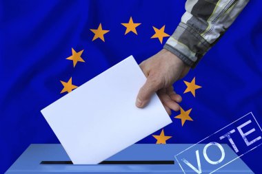 erkek el oy pusulasını oy sandığına koyar, Avrupa Birliği bayrağının arka planına ses damgası ve ses damgası, Avrupa Parlamentosu'na seçim kavramı