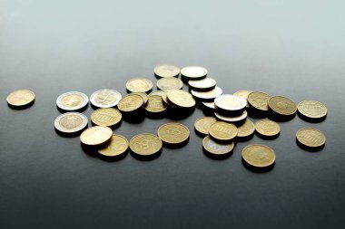 Karanlık bir arka planda tüm devletlerin gümüş ve bakır sikke closeup