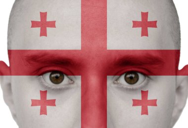 Ulusal bayrak Gürcistan renkli bir adamın yüzü yakın çekim üzerinde boya tasvir, beyaz bir arka plan üzerinde izole