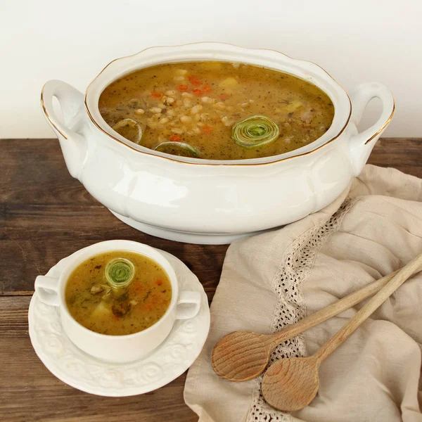 Sopa de feijão quente fresco com frango e ervas em uma placa branca e — Fotografia de Stock