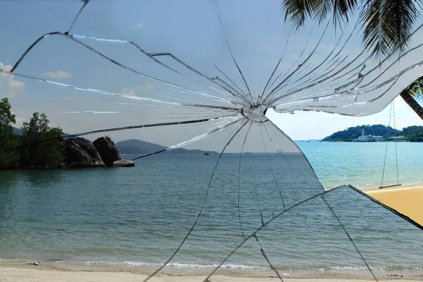 Roto en muchos fragmentos de imagen del paisaje marino, el concepto de vacaciones en mal estado — Foto de Stock
