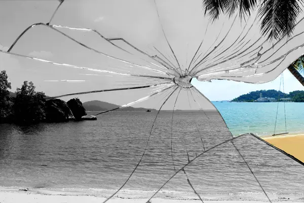 Roto en muchos fragmentos de imagen del paisaje marino, el concepto de vacaciones en mal estado — Foto de Stock