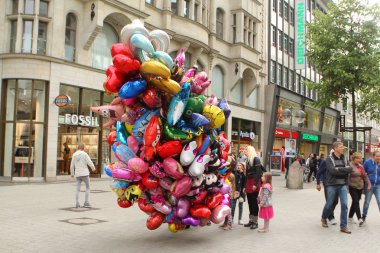 Hannover, Almanya - Mai 25, 2019: İnsanlar meydanda geziniyor.