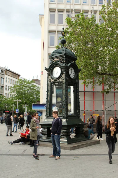 Hannover, Németország-mai 25, 2019: az emberek találkoznak a szimbólum, a város óra Krepke — Stock Fotó