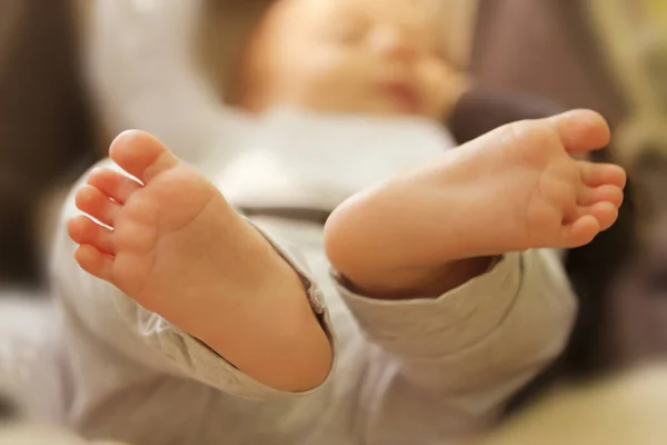 Blote voeten van een klein kind, waarvan de kenmerken wazig zijn, zomer wandeling, verharding — Stockfoto