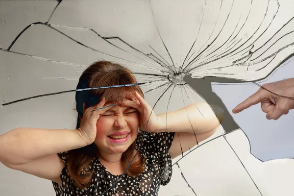 Rota en muchos fragmentos la imagen de una mujer, agarrando sus manos con la cabeza con una mueca de desesperación, el concepto de la iluminación de gases, la violencia psicológica, el estrés —  Fotos de Stock