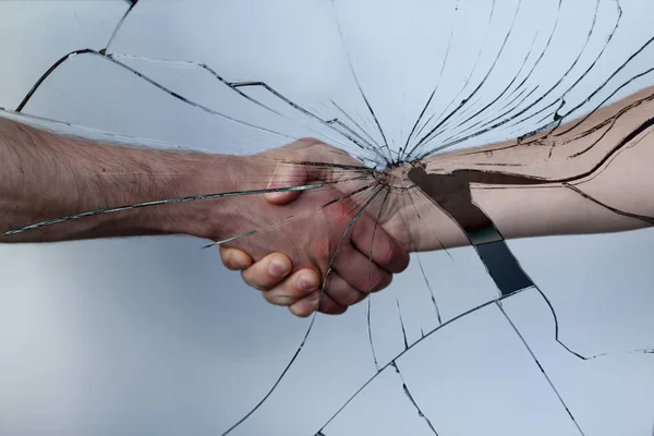 Roto en muchos fragmentos imagen de un apretón de manos masculino, el concepto de pelea, conflicto — Foto de Stock