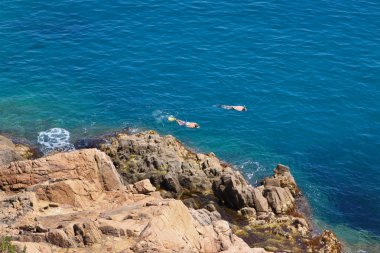mavi denizde tekne yüzer, seyahat konsepti