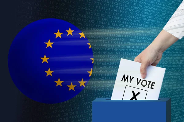 Правая рука женщины опускает белый лист, символ избирательного бюллетеня с надписью на английском языке "мой голос" в урне для голосования на фоне земного шара с флагом Европейского Союза — стоковое фото