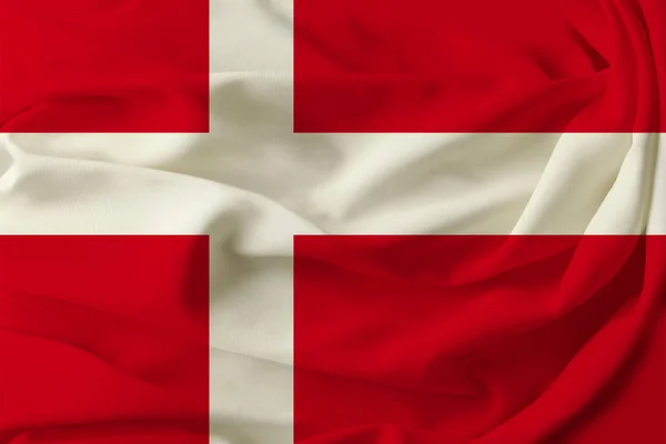 Beau drapeau denmark coloré sur tissu de soie plissé — Photo