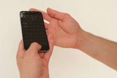 erkek elinde kırık cep telefonu