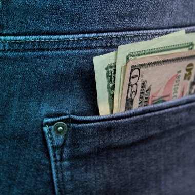 20 ve 50 Amerikan doları banknotlar erkek gri-mavi kot arka cebinde, kare, yakın çekim, yeşil