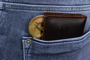 Koyu kahverengi erkek cüzdan yüksek kaliteli hakiki deriden yapılmış, hangi elektronik para görebilirsiniz; Altın Bitcoin erkek gri kot arka cebinde