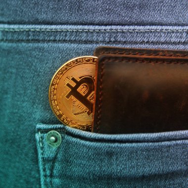 yüksek kaliteli hakiki deriden yapılmış koyu kahverengi erkek cüzdan, hangi elektronik para görebilirsiniz; altın Bitcoin erkek gri kot, kare, yakın çekim, yeşil tonlama arka cebinde