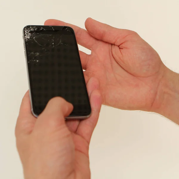 Teléfono móvil roto en manos masculinas, cuadrado — Foto de Stock