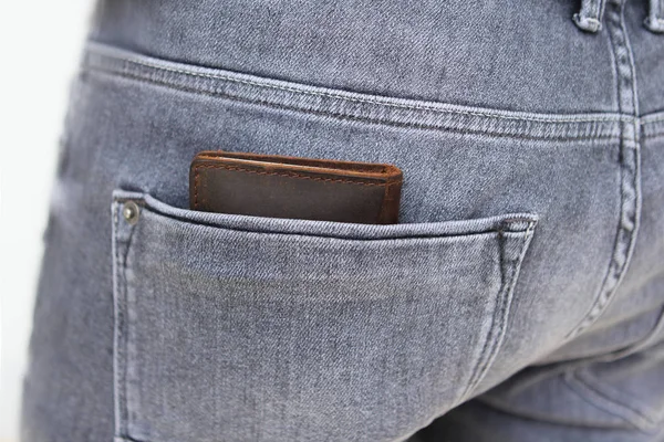 Bruine portemonnee van hoge kwaliteit natuurlijke lederen achterzak van mens Gray jeans — Stockfoto