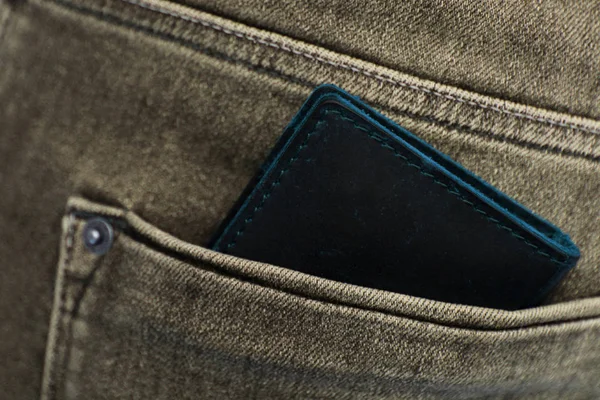 Zwarte heren portemonnee gemaakt van hoogwaardig echt leer is in de achterzak van mannen jeans, — Stockfoto
