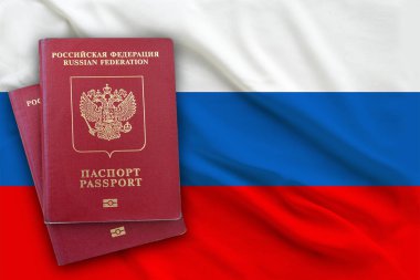 Rus bayrağının arka planında üst üste yatan Rusya Federasyonu vatandaşının iki pasaportu, merkezdeki alanı kopyala.