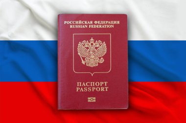 Rusya bayrağı üzerinde Rusya Federasyonu pasaport, vatandaşlık ve göç kavramı.