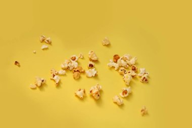 kokulu patlamış mısır sarı bir arka plan üzerinde dağınık, kopya alanı