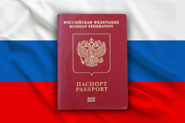 Passaporte da Federação Russa na bandeira da Rússia, naturalização e conceito de imigração . — Fotografia de Stock