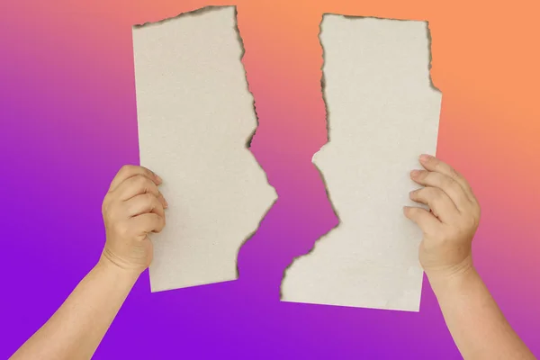 Las manos de las mujeres sostienen dos pedazos de papel roto con bordes rotos sobre un fondo degradado, aíslan, copian espacio — Foto de Stock