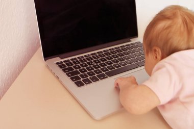 dizüstü bilgisayar klavyesi bebek yazma, geri görünüm, kavram erken gelişim