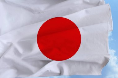 Mavi gökyüzüne karşı rüzgarda yumuşak kıvrımlar ile Japonya güzel ipek bayrağı