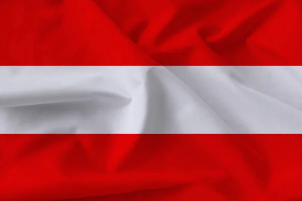 風に柔らかいひだを持つオーストリアの美しいシルクの旗 — ストック写真