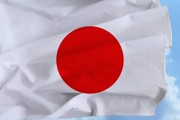 Hermosa bandera de seda de Japón con suaves pliegues en el viento contra un cielo azul — Foto de Stock